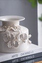 FLORERO DE CERAMICA BLANCO CON DETALLE DE FLORES PEQUEÑO
