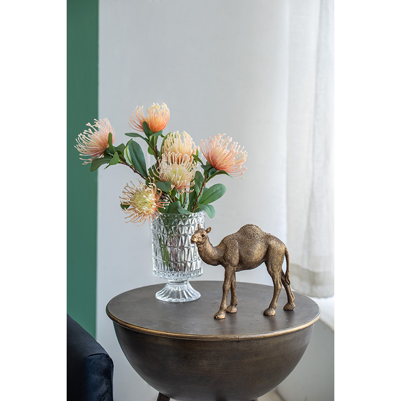 FIGURA DE RESINA DE CAMELLO DORADO